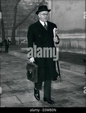 1. Januar 1962 - eröffnet die Vasall Untersuchung In London. Lord Radcliffe Arrives: The Radcliffe Tribunal Untersuchung der Vasall Spion Fall eröffnet heute Morgen auf dem Board Of Trade. Foto zeigt Herrn Radcliffe kommt für die mündliche Verhandlung heute Morgen. Stockfoto