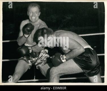 1. Januar 1962 - schlägt Henry Cooper Tony Hughes In fünf Runden. Henry Cooper schlagen Tony Hughes in Olympia, der Kampf wurde am Ende der fünften Runde gestoppt, als Hughes ein schlecht nach außen Auge hatte. Foto zeigt:-Cooper trifft Hughes mit einer linken Hand während des Kampfes. Stockfoto