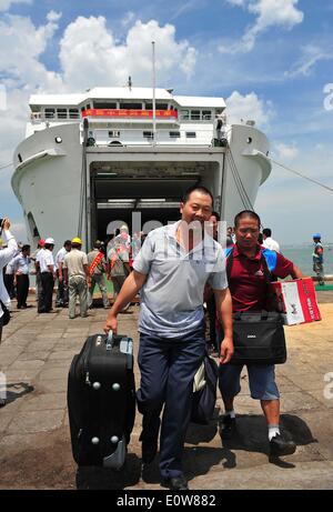 (140520)--HAIKOU, 20. Mai 2014 (Xinhua)--chinesische Staatsbürger Aussteigen aus dem Passagierschiff Tongguling nach des Schiffes im Hafen Xiuying in Haikou, der Hauptstadt der Provinz Süd-China Hainan, 20. Mai 2014 Ankunft.  Gewalt heimgesuchten chinesische Arbeiter in Vietnam kamen am Dienstag im Hafen von Haikou. Die chinesische Regierung schickte vier Schiffe am Sonntag Aufstand heimgesuchten chinesische Arbeiter in Vietnam zu evakuieren, wo schwere Gewalt gegen ausländische Unternehmen seit Mai 13 zwei chinesische Staatsbürger Tote und mehr als 100 Verletzte hinterlassen hat. (Xinhua/Guo Cheng) (Lfj) Stockfoto