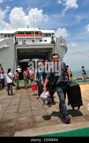 (140520)--HAIKOU, 20. Mai 2014 (Xinhua)--chinesische Staatsbürger Aussteigen aus dem Passagierschiff Tongguling nach des Schiffes im Hafen Xiuying in Haikou, der Hauptstadt der Provinz Süd-China Hainan, 20. Mai 2014 Ankunft.  Gewalt heimgesuchten chinesische Arbeiter in Vietnam kamen am Dienstag im Hafen von Haikou. Die chinesische Regierung schickte vier Schiffe am Sonntag Aufstand heimgesuchten chinesische Arbeiter in Vietnam zu evakuieren, wo schwere Gewalt gegen ausländische Unternehmen seit Mai 13 zwei chinesische Staatsbürger Tote und mehr als 100 Verletzte hinterlassen hat. (Xinhua/Guo Cheng) (Lfj) Stockfoto