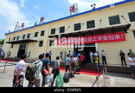 (140520)--HAIKOU, 20. Mai 2014 (Xinhua)--chinesische Staatsbürger zu Fuß zum Bereich ausruhen, nachdem sie aus das Passagierschiff Tongguling im Xiuying Hafen in Haikou, der Hauptstadt der Provinz Süd-China Hainan, 20. Mai 2014 von Bord gehen.  Gewalt heimgesuchten chinesische Arbeiter in Vietnam kamen am Dienstag im Hafen von Haikou. Die chinesische Regierung schickte vier Schiffe am Sonntag Aufstand heimgesuchten chinesische Arbeiter in Vietnam zu evakuieren, wo schwere Gewalt gegen ausländische Unternehmen seit Mai 13 zwei chinesische Staatsbürger Tote und mehr als 100 Verletzte hinterlassen hat. (Xinhua/Guo Cheng) (Lfj) Stockfoto