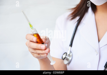 Krankenschwester, füllen die Spritze Stockfoto