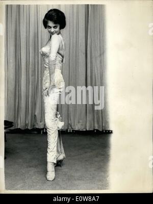 1. Januar 1962 - Maggy von Paris In London für Kabarett Saison: Im Savoy Hotel zu sehen war heute Nachmittag Französisch Sänger Maggy Sarragne - hier für das Hotel zwei Wochen Kabarett Saison. Foto zeigt: Volle Länge Studie von Maggy Sarragne - im Hotel am Nachmittag. Stockfoto