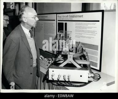 1. Januar 1962 - Ausstellung von der physikalischen Gesellschaft.: 1962 Jahresausstellung des Institut für Physik und physikalische Gesellschaft - heute Morgen in Royal Horticultural Hall, Westminster eröffnet. Foto zeigt, dass Herr P.B.N. Nuttall-Smith die automatische Sat-Aufnahme Kamera ausgestellt durch das Ministerium für Luftfahrt - auf der Messe heute Morgen funktioniert. Stockfoto