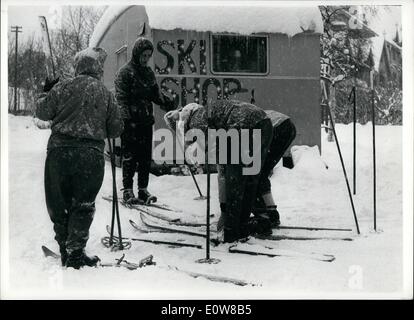 1. Januar 1962 - Daily Herald, London. Wintersport in Schottland. Schottlands größte Skilift hat gerade in den Cairngorm Mountains 30 Meilen südlich von Inverness eröffnet. Wintersport sind Big Business in Schottland statt einen Streich in den vergangenen Jahren geworden. Die Speyside-Hoteliers haben kombiniert, um die Cairngorm Development Association und 20.000 in Sportanlagen zu verbessern. Bereits sind Massen von englischen und schottischen Besucher genießen Sie Skifahren mit ähnlichen Einrichtungen, die in der Schweiz und Österreich Stockfoto