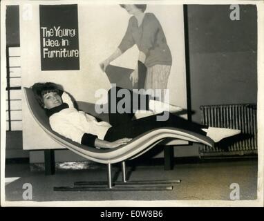 1. Januar 1962 - Vorschau der 1962 Möbel zeigen. '' Chaiselongue '' - in Glasfasern: A-Presse-Preview fand heute Vormittag im Earls Court von 1962 Möbel zeigen - die für die Öffentlichkeit in Jan.31st eröffnet. Foto zeigt Modell Irene Barrie - bequem sitzen in diesem '' Chaiselongue-'' in Glasfaser und gepolsterten in Schaum Kunststoff - entworfen von Martin Francis von der Central School der Arts And Crafts auf der Messe heute Morgen. Stockfoto