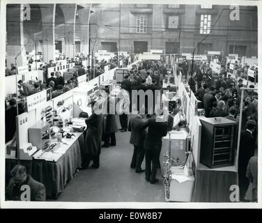 1. Januar 1962 - Ausstellung der Physical Society: die 1962 Jahresausstellung der Institute der Physik und der physikalischen Gesellschaft eröffnete heute Morgen in der Royal Horticultural Hall, Westminster. Foto zeigt Gesamtansicht auf die Ausstellung heute Morgen. Stockfoto