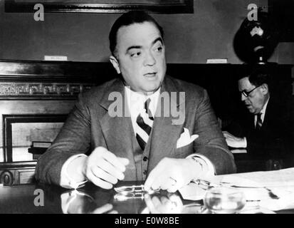 FBI-Direktor John Edgar Hoover sitzen in einer bar Stockfoto