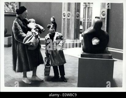 5. Januar 1962 - '' und das ist eine Statue, auch eine Skulptur... in jedem Fall ist es ein "Kunstwerk", mein lieber... Frau Mundy, ein Londoner Künstler ist offensichtlich ein Gläubiger in der '' Cathh Ihnen junge '' Theorie der Kunstbetrachtung und heute bewiesen ihr Glaube und ihre zwei Kinder-Simon, im Alter von sieben und baby-Justine-auf die Vorschau von der Royal Academy Winter Ausstellung-Grundkörper, Picasso, die öffnet morgen. Hier gibt sie ihre beiden Kinder Anobject Lektion zeigt ihnen Moores berühmte Reclining Gestalt in der Vorschau heute. Stockfoto