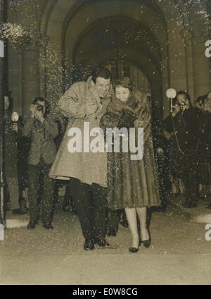 6. Januar 1962 verlassen - Rom, Italien - RENATO SALVATORI und seine neue Braut ANNIE GIRARDOT Rathaus während weißer Reis in die Luft geworfen werden. Stockfoto