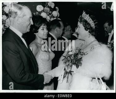 11. November 1961 - königliche Vielzahl-Leistung gestern Abend in London stattfand. Nach der Royal Variety Performance in der vergangenen Nacht, Mitglieder der königlichen Familie der Prince Of Wales Theatre, London, traf eine Anzahl von den Stars hinter den Kulissen. Foto zeigt: H.R.H die Königinmutter Händeschütteln mit Veteran Französisch Sterne Maurice Chevalier nach der Show, Sängerin Shirley Bassey auch auf dem Foto gesehen. Stockfoto