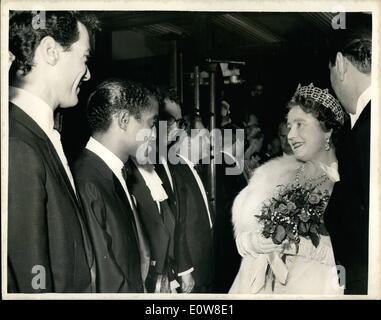 11. November 1961 - Royal Variety Show. Foto zeigt: Nach der Royal Variety Performance statt der Prince Of Wales Theatre, London, letzte Nacht, Mitglieder der königlichen Familie traf eine Anzahl von den Stars hinter den Kulissen. Die Königinmutter H.R.H ist Sammy Davis Jr. gesehen im Gespräch mit der amerikanischen Star. Stockfoto