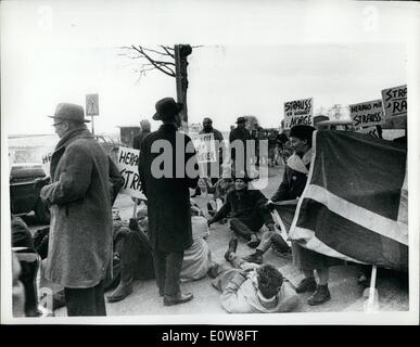 11. November 1961 - Anti-Strauss Demonstrationen In Oslo: Herr Strauss, Bundesministerium der Verteidigung, wurde von wütenden Demonstranten protestieren gegen deutsche Miliarism während seines Besuchs in Norwegen getroffen. Foto zeigt Demonstranten saß und legte auf dem Weg von Skedamo in der Nähe von Gardemoen, Herr Strauss Auto fahren durch zu stoppen. Die Tester waren Gged aus Polizei - nach Delang Minister für fast die Hälfte auf Stunde. Stockfoto