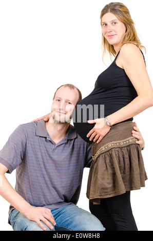 Glücklicher Mann umfassenden schöne schwangere Frau isoliert auf weißem Hintergrund Stockfoto