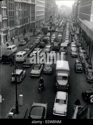 29. Januar 1962 - Londoner Gesicht lange Heimreise mit wenig Verkehr? Die Bedingungen waren chaotisch in London am Nachmittag, wie viele standen vor dem Problem nach Hause zu kommen mit wenig öffentliche Verkehrsmittel zur Verfügung, wie unterirdische Arbeiter für einen Tag streiken und viele Bus- und Bahn-Mitarbeiter auch in Sympathie sind. Foto zeigt: Schwerverkehr in Farringdon Street (gesehen von Holborn Viaduct) heute Nachmittag wie die Heimreise Ansturm begann früher als üblich. Keystone Stockfoto