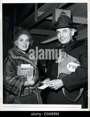 26. November 1961 - New York International Airport, 26. November 1961. Glen Ford und Hope Lange romantische Duo im wirklichen Leben, Ankunft in New York von Los Angeles über TWA Superjet, im Zusammenhang mit der Eröffnung hier ihre Co-starring Film '' Pocketful of Miracles'', in dem sie Porträt ein paar von Damon Runyon Zeichen. Stockfoto