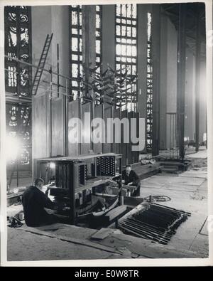 5. Dezember 1961 - Arbeit auf Coventry Cathedral nähert sich Fertigstellung das Zurückbringen von Coventry Cathedral, die durch Bombenangriffe während des zweiten Weltkrieges brannte und im Mai nächsten Jahres eingeweiht werden soll, ist kurz vor der Fertigstellung. Foto zeigt:-die grosse Orgel nimmt Gestalt an als Techniker arbeiten an der Konsole heute. Teil von das Chorgestühl kann im Hintergrund gesehen werden. Stockfoto