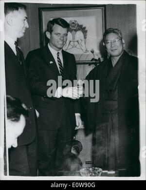 2. Februar 1962 - Bob Kennedy auf Besuch in Japan: US-Justizminister Robert Kennedy, Bruder von Präsident J.f. Kennedy, kam diese Woche zu einem sechstägigen Besuch in Japan. Foto zeigt Robert Kennedy Händeschütteln mit japanischen Premierminister Ikeda in der Premier-Residenz in Tokio. Im Bild ist auch US-Botschafter in Japan. Edwin O. Reischauer. Stockfoto