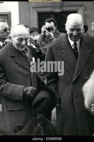 2. Februar 1962 - fanden heute Morgen in der Kirche Saint Pierre du Gros Caillou Trauergottesdienste für Frau Philippe Petain. General Weygand und Marshall Juin verlassen die Kirche mit einem Lächeln wegen der sympathischen Publikum. Stockfoto