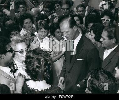 2. Februar 1962 - britische offizielle Foto - Krone copyright Reserve.: Duke of Edinburgh auf Besuch in Venezuela. Im Gespräch mit Studenten in Caracas. Foto zeigt The Duke of Edinburgh ist umgeben von einigen der Studenten - am Ende seines Besuchs in der British Council venezolanischen - britische Kulturinstitut - in Caracas - während seiner Tour von Venezuela. Stockfoto