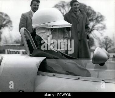 2. Februar 1962 - Paul Getty treibt Racing Car: Paul Getty, im Alter von 70, die Öl-Millionär heute fuhr einen 140-km/h-Lotus-Formel-Junior-Rennwagen auf der Rennstrecke Goodwood, Sussex,. Das Foto zeigt eine Nahaufnahme des Getty sitzen im Auto heute, Visier und Helm tragen. Stockfoto