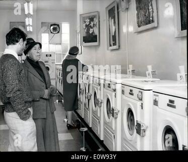 12. Dezember 1961 - Gemälde Hung im Waschsalon: Eine ungewöhnliche Kunstgalerie wurde vor kurzem in der High Street, Barnet, in der Nähe von London eröffnet. Die Gemälde von Michael Osterwell sind hing über Waschmaschinen in einen Waschsalon. Es sorgt Aussteller, dass ihre Arbeit der Öffentlichkeit ins Auge fällt. Foto zeigt: ein Blick auf die Kombination Kunstgalerie und Waschsalon. Stockfoto