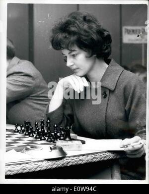 12. Dezember 1961 - International Chess Contest in Hastings: zwei hundert und zehn Konkurrenten nehmen Teil an der 37. internationalen Schach Jahreskongress eröffnet heute in St. Leonards-on-Sea, in der Nähe von Hastings. Foto zeigt Twenty-Four-Year-Old Liza Lane, die Amerikanerin Schachmeister, im Spiel während des Wettbewerbs heute Nachmittag. Stockfoto