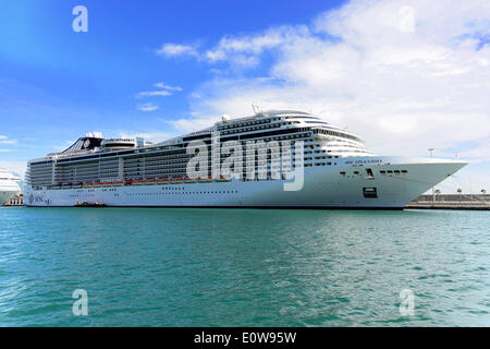 Kreuzfahrt Schiff MSC Splendida, Baujahr 2009, Länge 333,33 m, Kapazität 3274 Passagiere in Port Vell, Barcelona, Katalonien Stockfoto