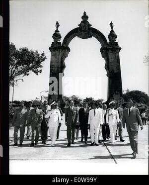 2. Februar 1962 - Duke Of Edinburgh besucht Carabobo Denkmal-Nr. Caracas: Foto zeigt. Der Herzog von Edinburgh während seines Besuch in Carabobo Denkmal (80 Meilen von Caracas) während seiner venezolanischen Tour. Er sah die Website der berühmten Schlacht in dem britischen Freiwillige gegen Spanisch kämpften-mit Bolivar- und Unabhängigkeit. Stockfoto