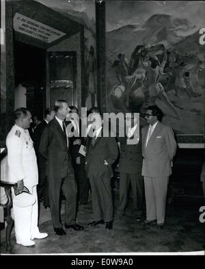 2. Februar 1962 - Herzog von Edinburgh auf Besuch in Venezuela... Touren der Simon-Bolivar-Museum. Foto zeigt: - H.R.H The Duke of Edinburgh schaut ein Gemälde während seines Besuchs in Simon Bolivar Museum, im Casa Natal des Befreiers - Geburtsort von Simon Bolivar - in Caracas - am Ende seines offiziellen Besuchs in Venezuela. Stockfoto