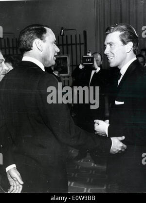 Frank Sinatra und Lord Snowdon zu Hause für blinde Kinder Stockfoto