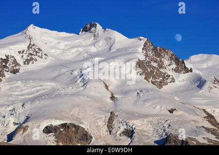 Mondaufgang über Monte Rosa mit Dufour Spitze, 4638 m, Gornergrat Ridge, Zermatt, Kanton Wallis, Schweiz Stockfoto