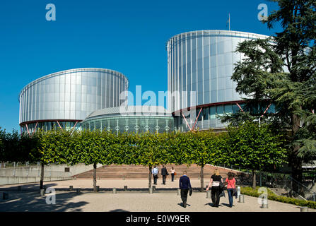 Europäischer Gerichtshof für Menschenrechte Architekten EGMR mit den zylinderförmigen Gebäuden die Gerichtssäle Richard Rogers, Straßburg Stockfoto