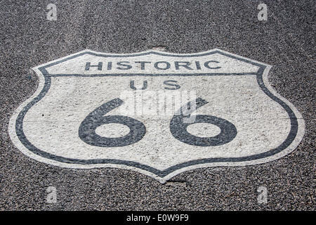 Route 66 Schild auf Asphalt, Kingman, Arizona, Vereinigte Staaten von Amerika Stockfoto