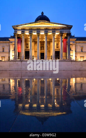 Reflexionen im Regen, National Gallery, blaue Stunde, Trafalgar Square, London, England, Vereinigtes Königreich Stockfoto