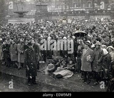 25. Februar 1962 - Ausschuß von 100 halten Trafalgar Square Rallye Gesamtansicht: Ban the Bomb Ausschusses für 100 statt einer öffentlichen Rallye in Tragalgar Square gestern - aus Protest gegen die Ausschuss-Führer inhaftiert seit kurzem unter Beamten Secrets Act Gebühren. Foto zeigt allgemeine Ansicht während der Rallye auf dem Trafalgar Square gestern. Stockfoto