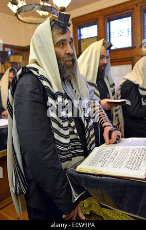 Wochentag Morgen Dienstleistungen in der Rebbe Büro Lubawitsch Hauptquartier in Brooklyn, New York Stockfoto