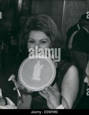 4. April 1962 - erhält Sophia Loren Filmpreis In London. Sophia Loren Last Night erhalten ihre Auszeichnung als "beste ausländische Darstellerin '' - für ihre Rolle in dem Film '' zwei Frauen '' - bei der British Film Academy Award Präsentation - in der Dorchester Hotel-letzte Nacht. Das Foto zeigt Sophia Loren mit ihren Award gestern Abend. Stockfoto