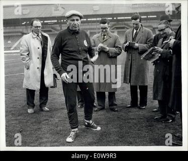 4. April 1962 - Benfica-Coach wirft Sporen der Bewässerung Stellplatz für Match: Bela Gutman, Benfica Lissabon (Portugal)-Nationaltrainer zu Tottenham Hotspur morgen Abend in der Secondyleg, Semi-Finale um den Europapokal der Landesmeister an der White Hart Lane, heute Morgen treffen beschuldigt die Tattenham Hotspure der Bewässerung ihrer Tonhöhe in Vorbereitung auf das Spiel. Die Ladung mit gefertigt, während Benfica im White City training war. Foto zeigt Bela Gutman geht weg von Reportern auf weiße Stadt an diesem Morgen nach seinen Vorwurf zu machen. Stockfoto