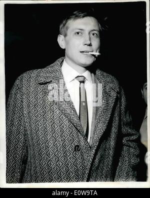 4. April 1962 - Balken '' Angry Jewgeni '' auf Großbritannien. Russland "Angry Young Man", Yevgeni Yevtushenko, flog nach Großbritannien gestern Abend mit einem westlichen Haarschnitt, ein strahlendes Lächeln und eine dunkelhaarige Frau, Galya. Der 28-j hrige Dichter, dessen kritische Vers Kopfzerbrechen verursacht hat in, der im Kreml angekommen am Flughafen London als Gast des British Council, seine Mäntel für zwei Wochen unter der Anglo-sowjetischen Kulturaustausch Pakt. Jewgeni, deren Dichterlesungen Moskauer Theater mit Ohnmacht Jugendliche verpackt, weigerte sich, auf seine implizite Kritik des sowjetischen Lebens gezeichnet werden. Stockfoto