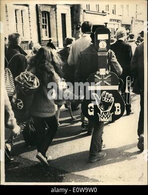 4. April 1962 - Aldermaston März nähert sich London: das Verbot die Bombe Aldermaston März brach heute Morgen von Chiswick, London Stockfoto