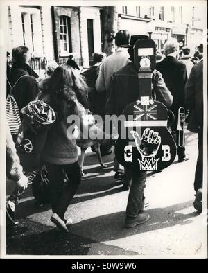 4. April 1962 - Aldermaston März nähert sich London.: das Verbot der Bombe Aldermaston März brach heute Vormittag von Chiswick nach London, wo es heute Nachmittag im Hyde Park endet. Foto zeigt zwei der jungen Demonstranten heute Morgen. Keystone Stockfoto