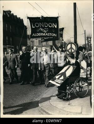 4. April 1962 - Naht Aldermaston März London. : Die Verbot der Bombe Aldermaston März brach heute Vormittag von Chiswick auf dem Weg zum Hyde Park, London, wo er heute Nachmittag endet. Foto zeigt Roderick Barry, der West Hampstead, wartet in seinem Rollstuhl für sein Kontingent übergeben, damit er sie beitreten kann. Zu der Zeit vorbei sind die Staats-und Regierungschefs der Spalte von links nach rechts: Professor Galder, Canon Collins, Frank Cousins und Emrys Hughes. Stockfoto