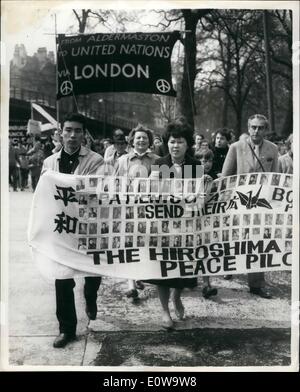 4. April 1962 - Hiroshima-Überlebende in Aldermaston März Tiday.: zwei Überlebenden der A-bombing von Hiroshima, Miss Miyoko Matsubara und Hirosama Hanabusa, traf den Aldermaston-Verbot-the-Bomb-Marsch heute, wie es im Hyde Park, London angekommen. Foto zeigt die beiden A-Blast-Überlebenden in Nahaufnahme, wie sie einen Banner im Hyde Park heute durchgeführt. Stockfoto