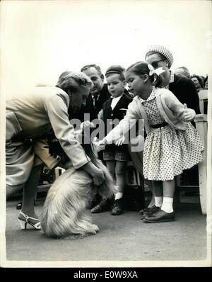 4. April 1962 - Prinzessin Grace und Familie--Go To The Do Show: Ehrengäste auf der Monte-Carlo Hundeausstellung gestern--waren Fürst Rainier--Princess Grace und ihre Kinder Prinzessin Garddine und Prinz Albert... Foto zeigt: Prinzessin Caroline lehnt sich nach vorne um eine langhaarige Terrier--beobachtet--von Mutter Prinzessin Grace - und Fürst Rainier und Prinz Albert auf der Messe zu streicheln. Stockfoto