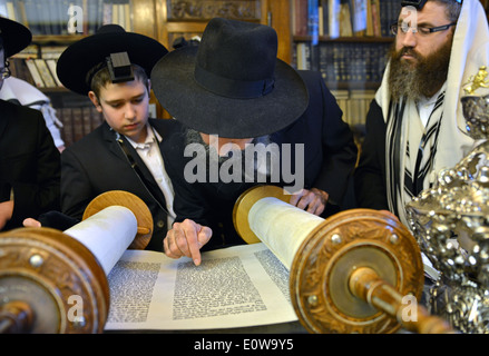 Wochentag morgens in der Rebbe Büro Dienstleistungen. Junge aufgefordert für seine Bar Mizwa die Thora. Crown Heights, Brooklyn, New York. Stockfoto