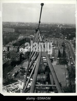 4. April 1962 - geht der weltweit höchsten Turm Laufkran in Aktion. Ein Gebäude-Laufkran behauptet, war der '' höchste Laufkran der Welt '' Show geben eine Demonstration vor Beginn der Arbeit dazu beitragen, drei 18-geschossigen Blocks in Maida Vale, London zu bauen. Es wurde von einer französischen Firma errichtet und kann Links Gewichte von bis zu 10 Tonnen. Foto zeigt:-eine gefährliche Stelle für Alan Delavigne, eines der Arbeiter, als er arbeitet auf der Gib der riesige Kran der 270-Feet ist hoch und wiegt 60-Tonnen. Stockfoto