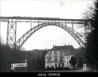 4. April 1962 - eine alte Eisenbahnbrücke hat Geburtstag: 65 Jahre alt ist die Brücke '' Mingstener''. 1897 der Build 104 Metern Höhe und 500 Meter langen Eisenbahnbrücke über die Wupper-Fluss, war eine echte Sensation, denn erstmals gab es eine neue revolutionäre Bauweise eingesetzt. In unseren Tagen wird 65 Jahre nach die Brücke gebaut, wurde sie immer von der Bundesbahn verwendet. Im Sommer ist sie eines der wichtigsten frequentates Objekt des Interesses am Bezirk des Wupper-Flusses, weil sie die weltgrößte Eisenbahnbrücke Europas ist. Stockfoto