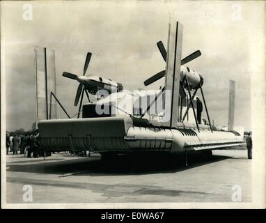 4. April 1962 - Vickers Hovercraft für Linienverkehr: Es wurde vor kurzem angekündigt, dass British United Airways sollen die Vickers VA-3 auf der weltweit ersten Hovercraft Liniendienst zwischen Hoylake und Rhyl diesen Sommer betreiben. Das Handwerk in jetzt in South Marston getestet. Foto zeigt einen strengen Blick der VA-3 zwei Ruder und Antriebsmotoren auf heute testen. Stockfoto