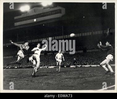 5. April 1962 - Tottenham Hostpur V. Benfica (Portugal) heute Abend Halbfinale, Rückspiel - European Cup Bild zeigt: Aguas (links) Benfica Centregoal, Intereepted von Norman, Tottenham Centrehalf (zweiter von links) aber ist nun gespeichert von Torhüter braun od Tottenham. Stockfoto